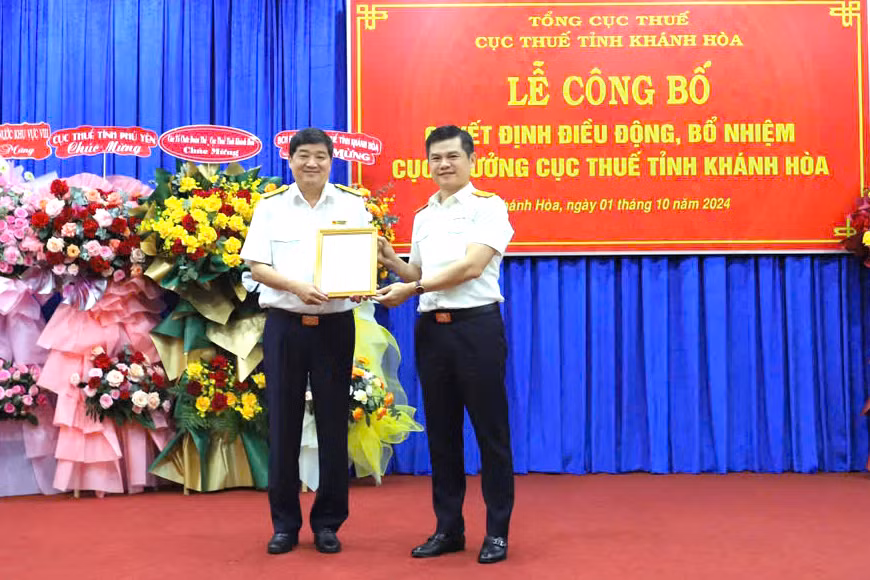 Phó Tổng cục trưởng Vũ Chí Hùng trao quyết định cho Cục trưởng Phạm Hoài Trung. Phó Tổng cục trưởng Vũ Chí Hùng trao quyết định cho Cục trưởng Phạm Hoài Trung.