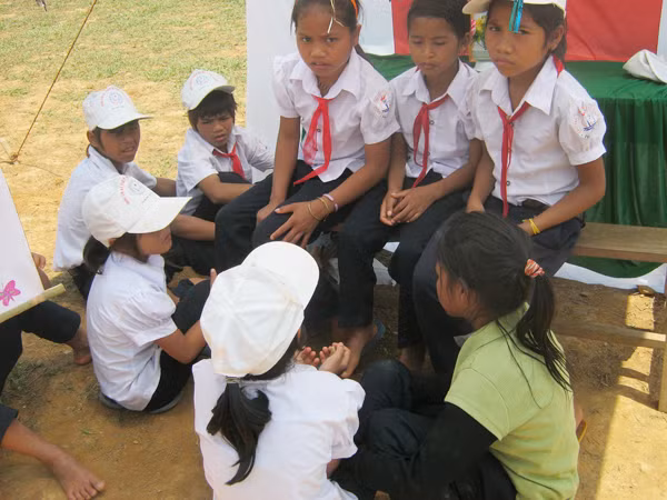 Các em nhỏ ở trường Trà Linh