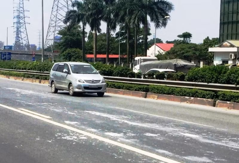 Xe thải 'rải thảm' bùn bẩn hàng km trên cao tốc ảnh 1