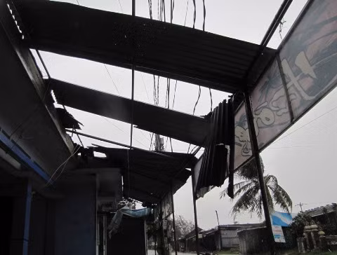 Nhà dân bị tốc mái tại Phú Vang. 