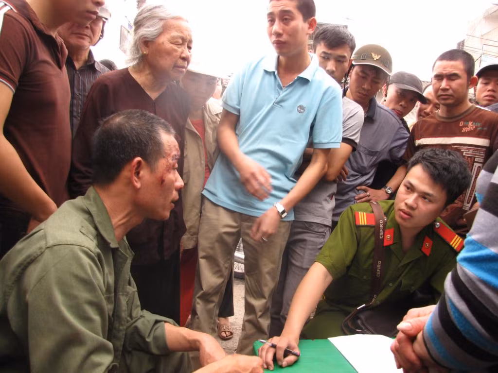 Công an khu vực lấy lời khai của anh Bắc