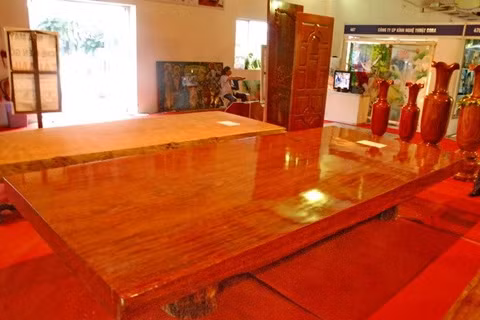 Chiếc phản bằng gỗ cẩm lai nguyên khối trị giá 1,1 tỷ đồng