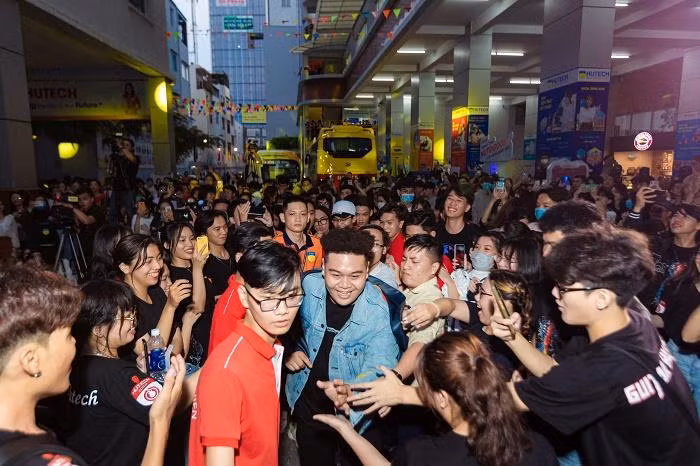 Yuno Bigboi bất ngờ xuất hiện từ MTV Bus Yuno Bigboi bất ngờ xuất hiện từ MTV Bus