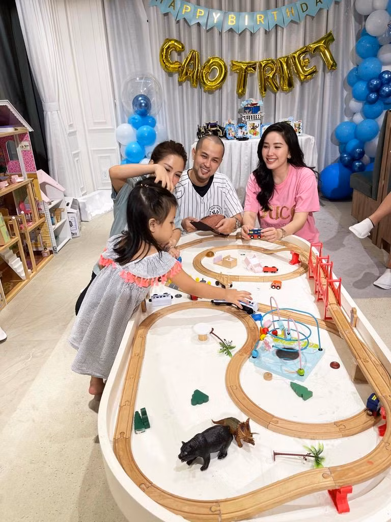 Bảo Thy rất thân thiết với gia đình anh trai Bảo Trần Bảo Thy rất thân thiết với gia đình anh trai Bảo Trần