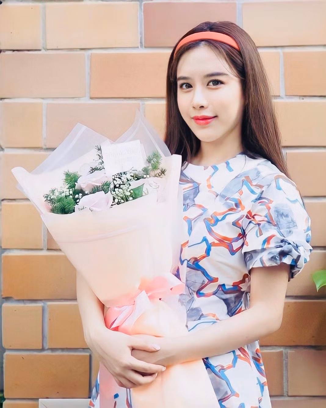 Nhan sắc ngoài đời của nữ diễn viên Dhanundhorn Neerasingh