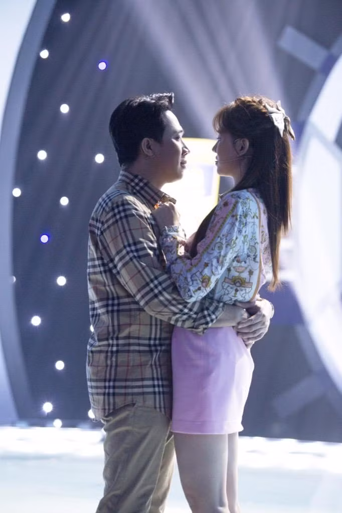 Cặp đôi "Xìn - Ri" không ngại thể hiện tình cảm ở chốn đông người Cặp đôi "Xìn - Ri" không ngại thể hiện tình cảm ở chốn đông người