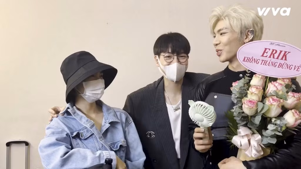 Erik vui mừng khi được Hoà Minzy và Đức Phúc đến tận nơi động viên tinh thần Erik vui mừng khi được Hoà Minzy và Đức Phúc đến tận nơi động viên tinh thần