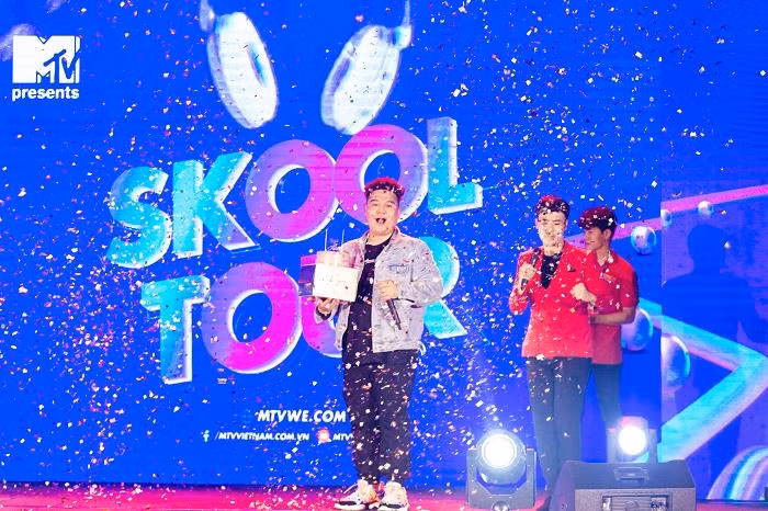 Khoảnh khắc chúc mừng sinh nhật đầy hạnh phúc của nam rapper Khoảnh khắc chúc mừng sinh nhật đầy hạnh phúc của nam rapper