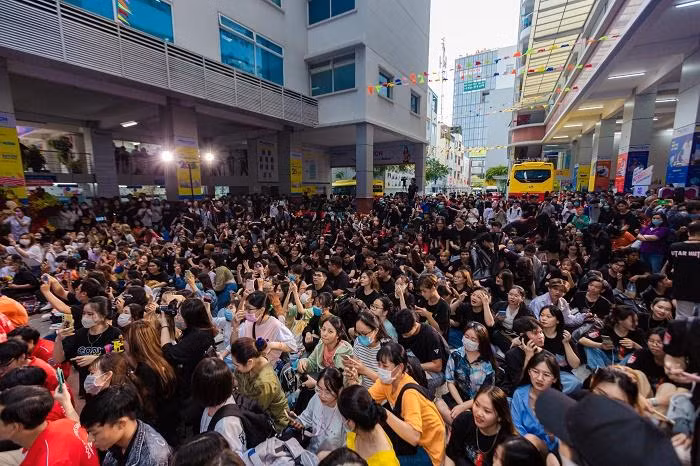 Khu vực sảnh trường đại học Hutech chật kín các bạn sinh viên Khu vực sảnh trường đại học Hutech chật kín các bạn sinh viên