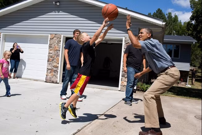 Ông Obama chơi bóng rổ với với một cậu bé ở Missouri, bang Iowa