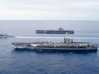 Tàu sân bay USS John C. Stennis (phía trước) và USS George Washington bơi theo đội hình cùng một tàu hộ tống ở gần Guam hồi tháng 9. Nguồn: Hải quân Mỹ. Tàu sân bay USS John C. Stennis (phía trước) và USS George Washington bơi theo đội hình cùng một tàu hộ tống ở gần Guam hồi tháng 9. Nguồn: Hải quân Mỹ