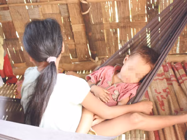 Em bé 2 tuổi có bố là công nhân Trung Quốc. Ảnh: Nam Cường
