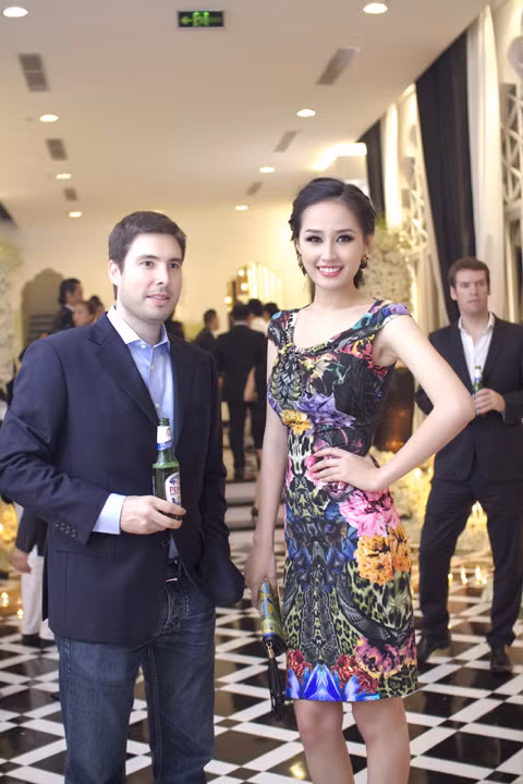 Vẻ hiền dịu của cô ngay lập tức thu hút sự chú ý của quan khách
