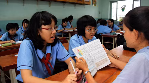 Truy bài cuối giờ học của học sinh lớp 9/1 Trường THCS Bạch Đằng, Q.3, TP.HCM chiều 27-9 - Ảnh: Như Hùng