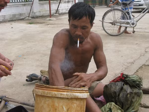 Nhà điêu khắc giờ đây phải đi bắt cá bán kiếm sống