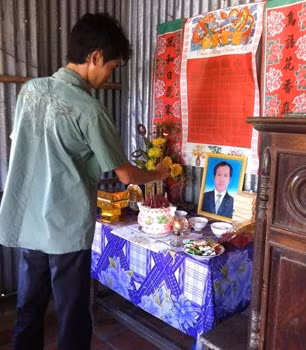 Anh Trung bên bàn thờ cha