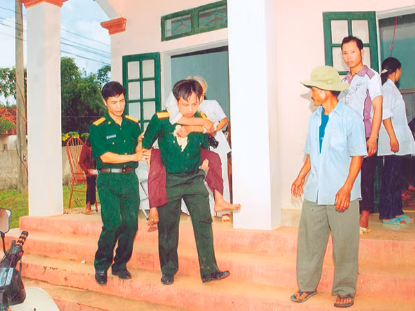 Thượng tá Nguyễn Văn Hạnh (trái) cùng đồng đội tham gia khám chữa bệnh miễn phí cho người dân 