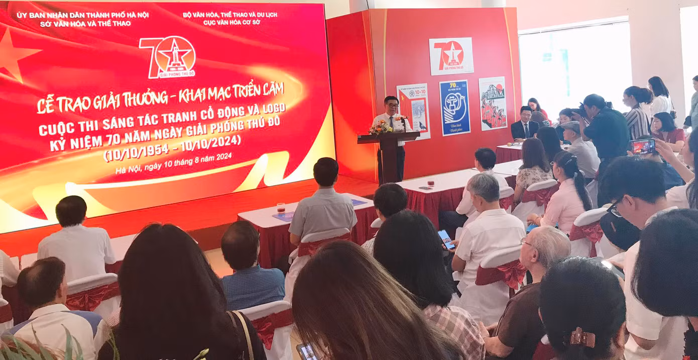 Lễ trao giải thưởng - khai mạc triển lãm cuộc thi sáng tác tranh cổ động và logo kỷ niệm 70 năm ngày Giải phóng Thủ đô (10/10/1954-10/10/2024). Ảnh: PV.