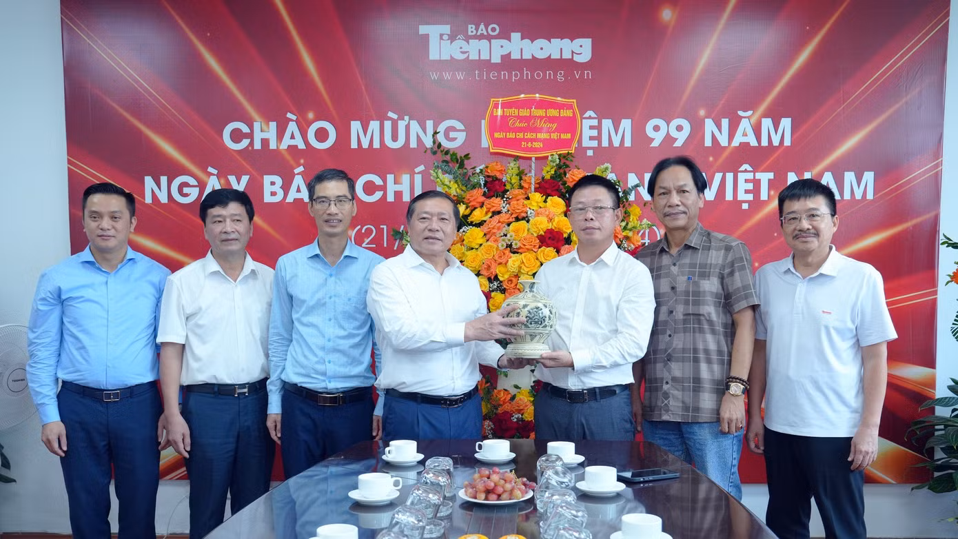 Ban Biên tập Báo Tiền Phong tặng món quà lưu niệm cho Phó trưởng ban Thường trực Ban Tuyên giáo T.Ư Lại Xuân Môn. Ảnh: Hoàng Mạnh Thắng.