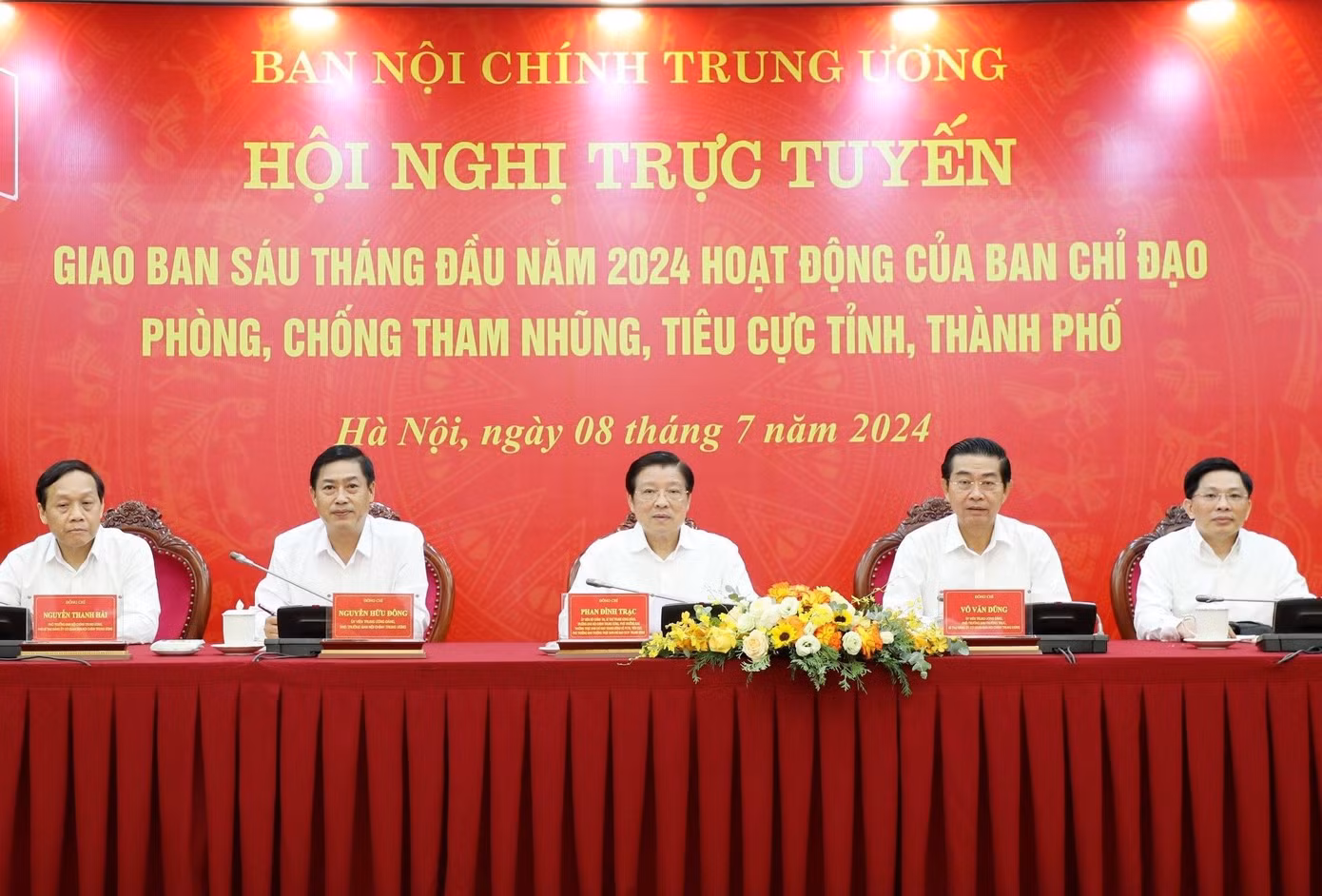 Trưởng Ban Nội chính T.Ư Phan Đình Trạc - Phó Trưởng ban Thường trực Ban Chỉ đạo T.Ư về PCTNTC và các lãnh đạo Ban Nội chính T.Ư chủ trì hội nghị. Ảnh: PV.