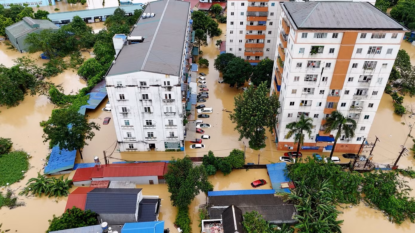 Khu chung cư TBCO nằm gần khu vực sông Cầu (thành phố Thái Nguyên, tỉnh Thái Nguyên) ngập nặng khi nước lũ dâng cao. Ảnh: Hoàng Mạnh Thắng.