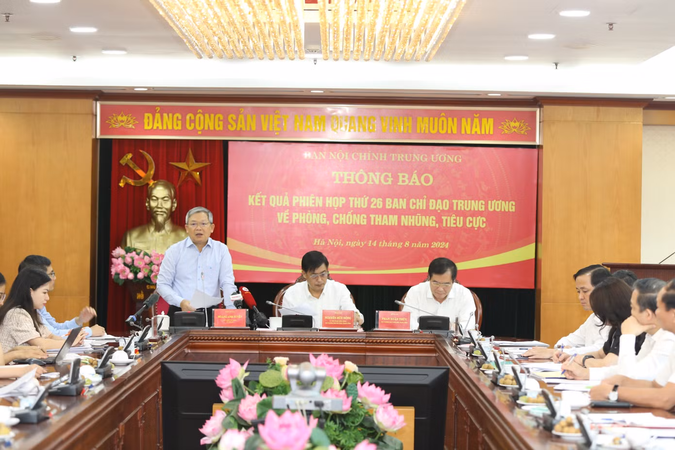 Thiếu tướng Hoàng Anh Tuyên trao đổi với phóng viên báo chí. Ảnh: PV.