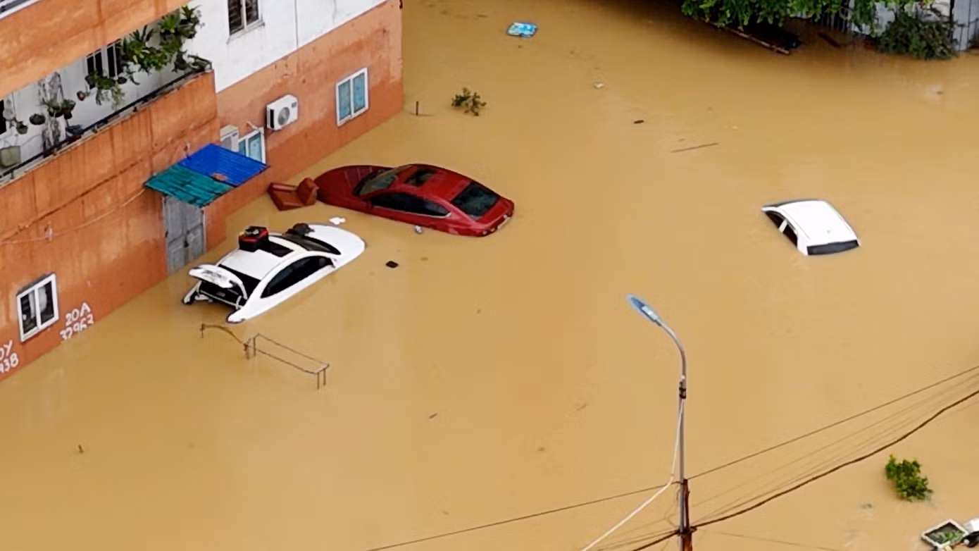 Một số chiếc xe bị nước lũ xô đẩy, trôi dạt ở các vị trí khác nhau. Ảnh: Hoàng Mạnh Thắng.