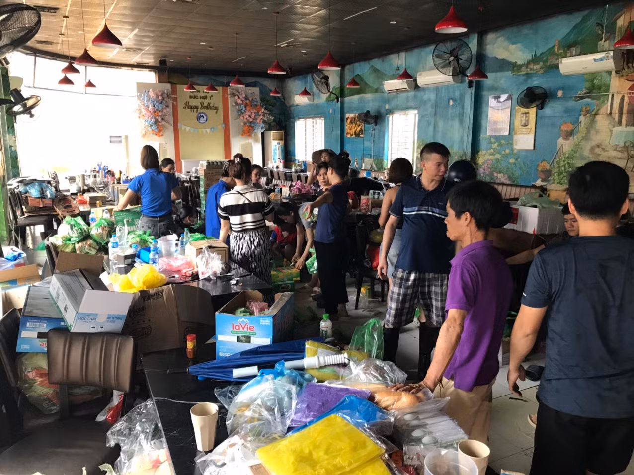 Phó Thủ tướng Chính phủ Hồ Đức Phớc thăm hỏi, động viên, tặng quà cho lực lượng chức năng tham gia cứu hộ người dân, tặng quà người dân bị ảnh hưởng bởi lũ lụt. Tại thành phố Thái Nguyên, những ngày vừa qua cũng tiếp nhận rất nhiều phần quà gồm lương thực, thực phẩm hỗ trợ cho đồng bào bị ảnh hưởng lũ lụt. Ảnh: Hoàng Mạnh Thắng
