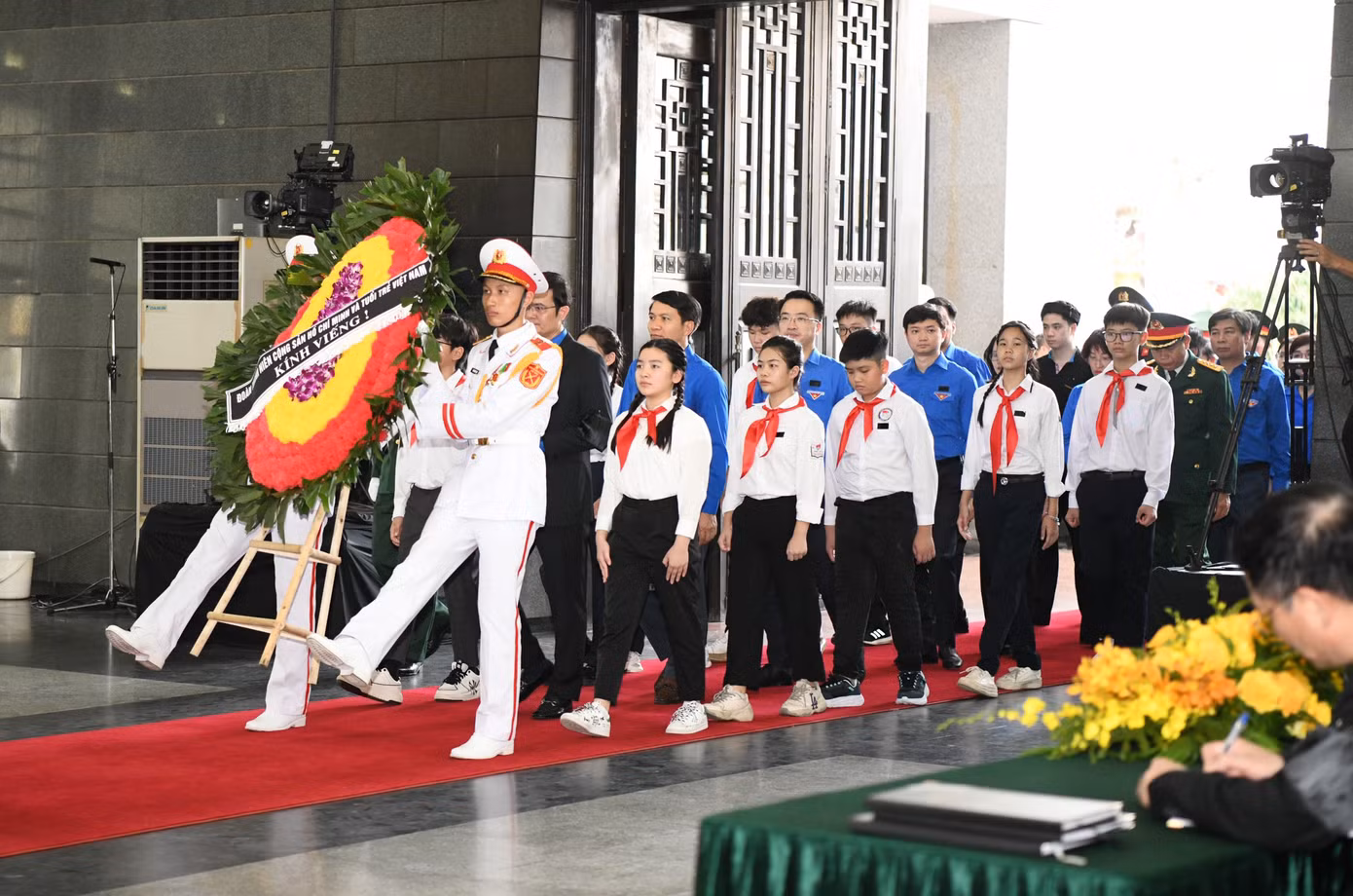 Đoàn đại biểu Đoàn TNCS Hồ Chí Minh và tuổi trẻ Việt Nam do đồng chí Bùi Quang Huy - Uỷ viên dự khuyết Ban Chấp hành Trung ương Đảng, Bí thư thứ nhất Ban Chấp hành Trung ương Đoàn, làm Trưởng đoàn, kính viếng Tổng Bí thư Nguyễn Phú Trọng. (Ảnh: Như Ý)