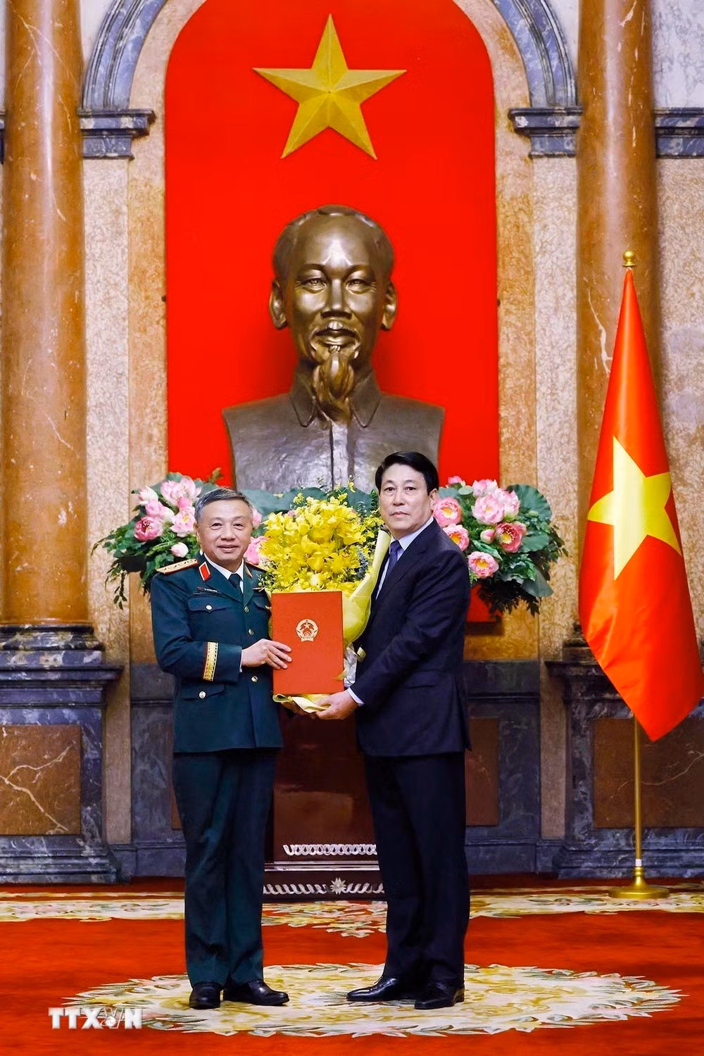 Chủ tịch nước Lương Cường trao quyết định thăng quân hàm từ Trung tướng lên Thượng tướng đối với ông Lê Quang Minh, Phó Chủ nhiệm Tổng cục Chính trị Quân đội nhân dân Việt Nam. Ảnh: TTXVN. Chủ tịch nước Lương Cường trao quyết định thăng quân hàm từ Trung tướng lên Thượng tướng đối với ông Lê Quang Minh, Phó Chủ nhiệm Tổng cục Chính trị Quân đội nhân dân Việt Nam. Ảnh: TTXVN.