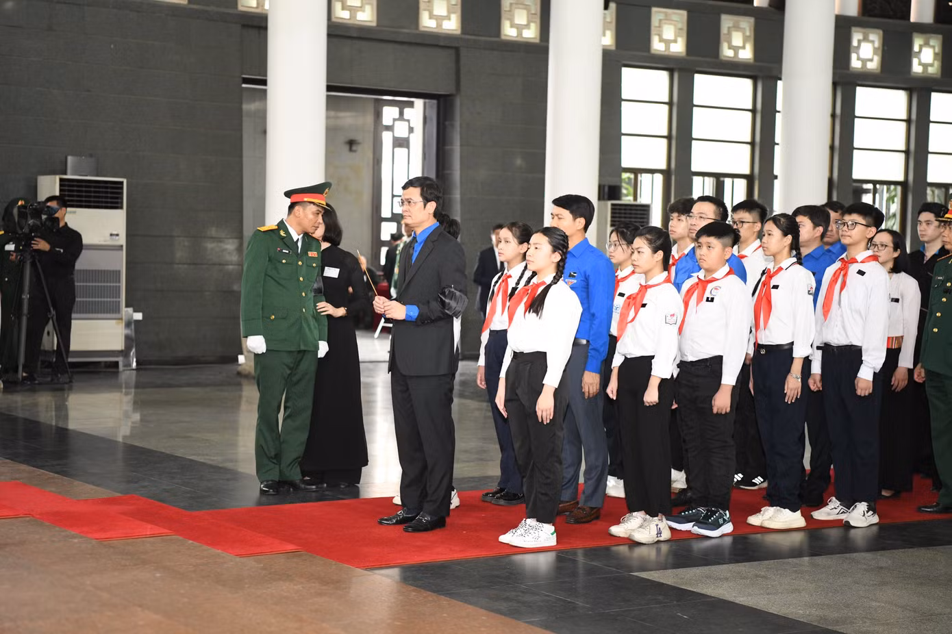 Đoàn đại biểu Đoàn TNCS Hồ Chí Minh và tuổi trẻ Việt Nam do đồng chí Bùi Quang Huy - Uỷ viên dự khuyết Ban Chấp hành Trung ương Đảng, Bí thư thứ nhất Ban Chấp hành Trung ương Đoàn, làm Trưởng đoàn, kính viếng Tổng Bí thư Nguyễn Phú Trọng. (Ảnh: Như Ý)