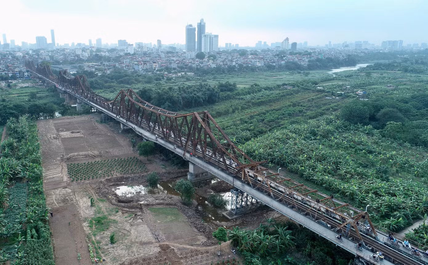 Trong ảnh là những công trình cổ, mang nhiều giá trị lịch sử: Toà nhà Văn phòng Chủ tịch nước, cầu Long Biên, Cột cờ Hà Nội. Trong ảnh là những công trình cổ, mang nhiều giá trị lịch sử: Toà nhà Văn phòng Chủ tịch nước, cầu Long Biên, Cột cờ Hà Nội.