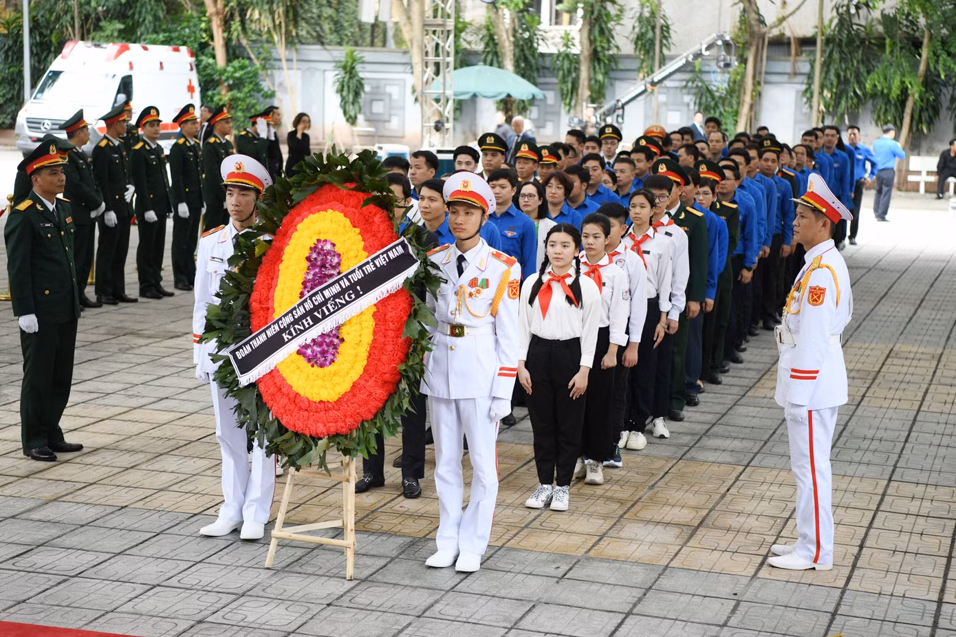 Đoàn đại biểu Đoàn TNCS Hồ Chí Minh và tuổi trẻ Việt Nam do đồng chí Bùi Quang Huy - Uỷ viên dự khuyết Ban Chấp hành Trung ương Đảng, Bí thư thứ nhất Ban Chấp hành Trung ương Đoàn, làm Trưởng đoàn, kính viếng Tổng Bí thư Nguyễn Phú Trọng. (Ảnh: Như Ý)