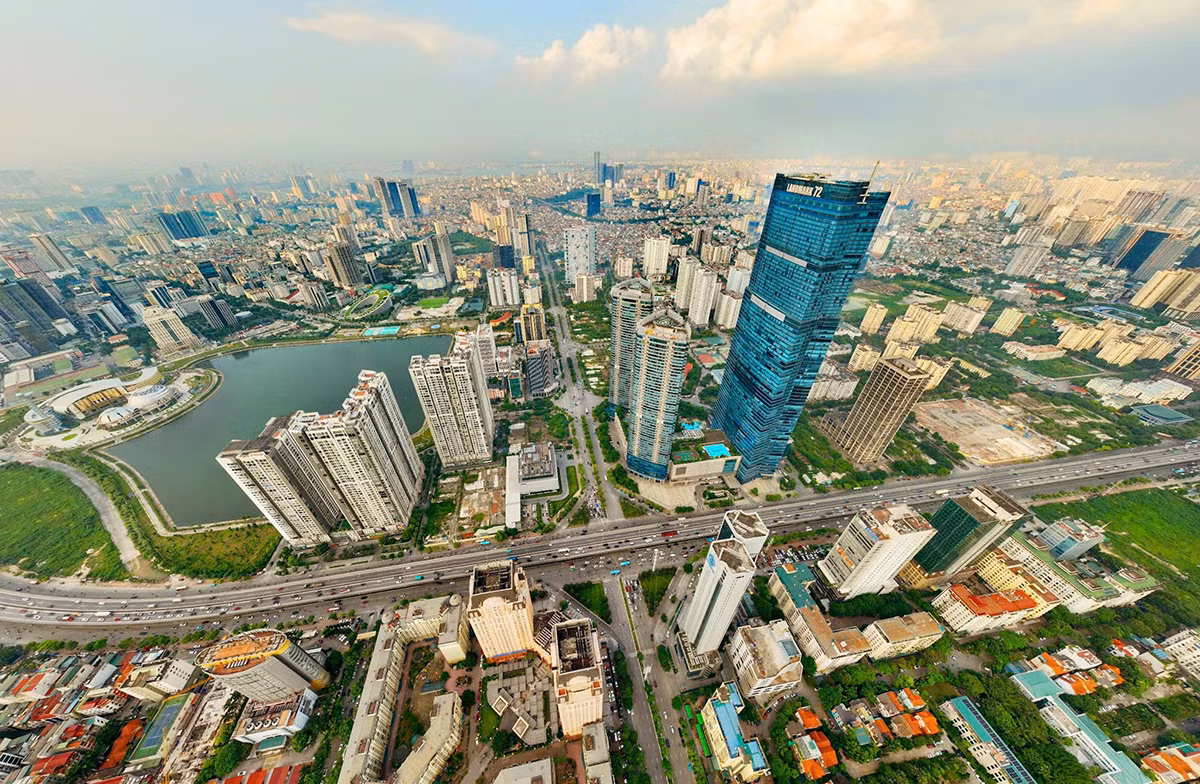 Trải qua chiều dài lịch sử, trong những năm qua, Hà Nội đang phát triển "vươn mình", xây dựng thành phố "văn hiến - văn minh - hiện đại". Trải qua chiều dài lịch sử, trong những năm qua, Hà Nội đang phát triển "vươn mình", xây dựng thành phố "văn hiến - văn minh - hiện đại".