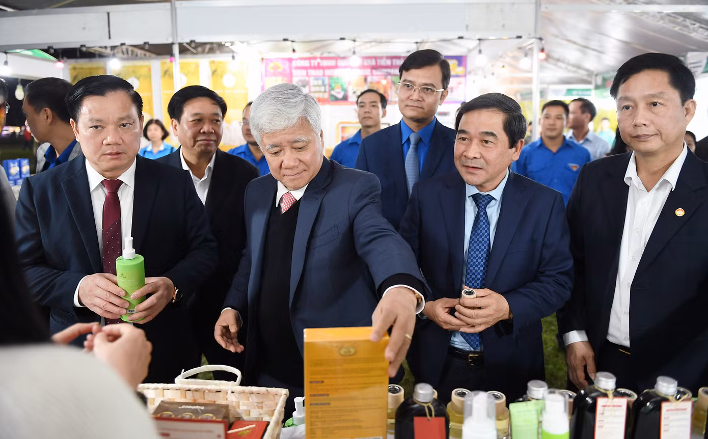 Các đại biểu tham quan gian hàng thanh niên khởi nghiệp tại chương trình. Các đại biểu tham quan gian hàng thanh niên khởi nghiệp tại chương trình.