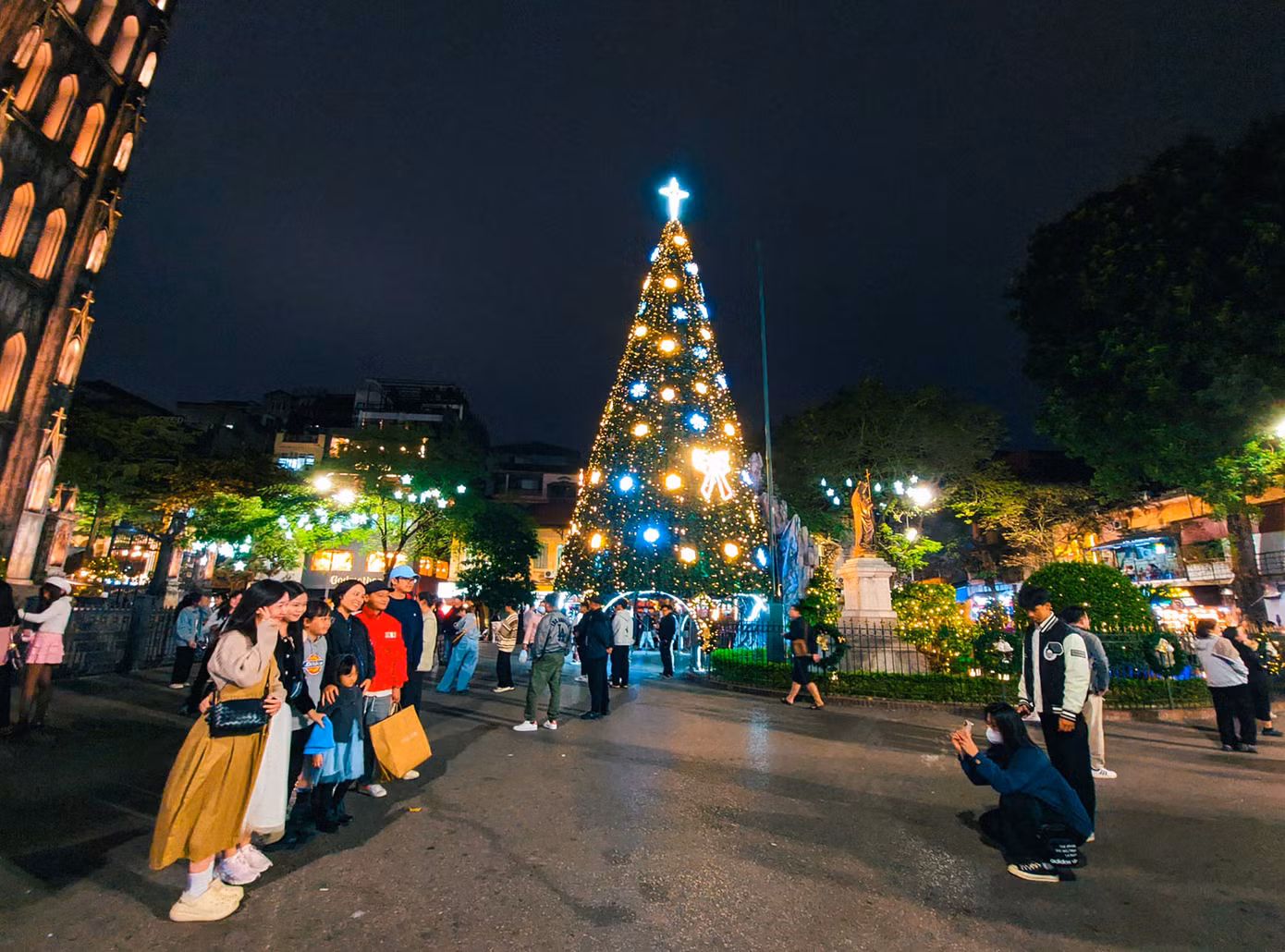 Cây thông lớn là điểm nhấn của khu vực Nhà thờ Lớn. Cây thông lớn là điểm nhấn của khu vực Nhà thờ Lớn.