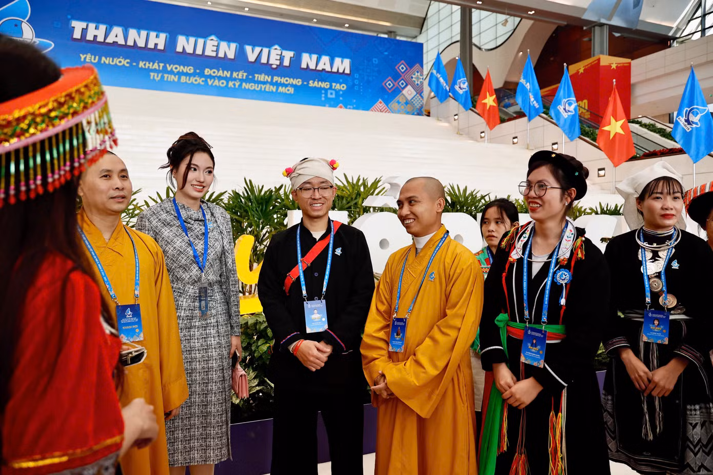 Sắc màu thanh niên tại phiên trọng thể. Sắc màu thanh niên tại phiên trọng thể.