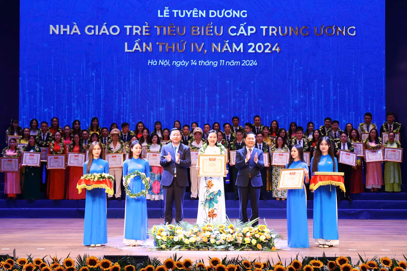 TS Nguyễn Thị Trang nhận Giải thưởng 'Khuê Văn Các' lần thứ I, năm 2024 và Giải thưởng 'Nhà giáo trẻ tiêu biểu' cấp T.Ư, năm 2024. Ảnh: DƯƠNG TRIỀU