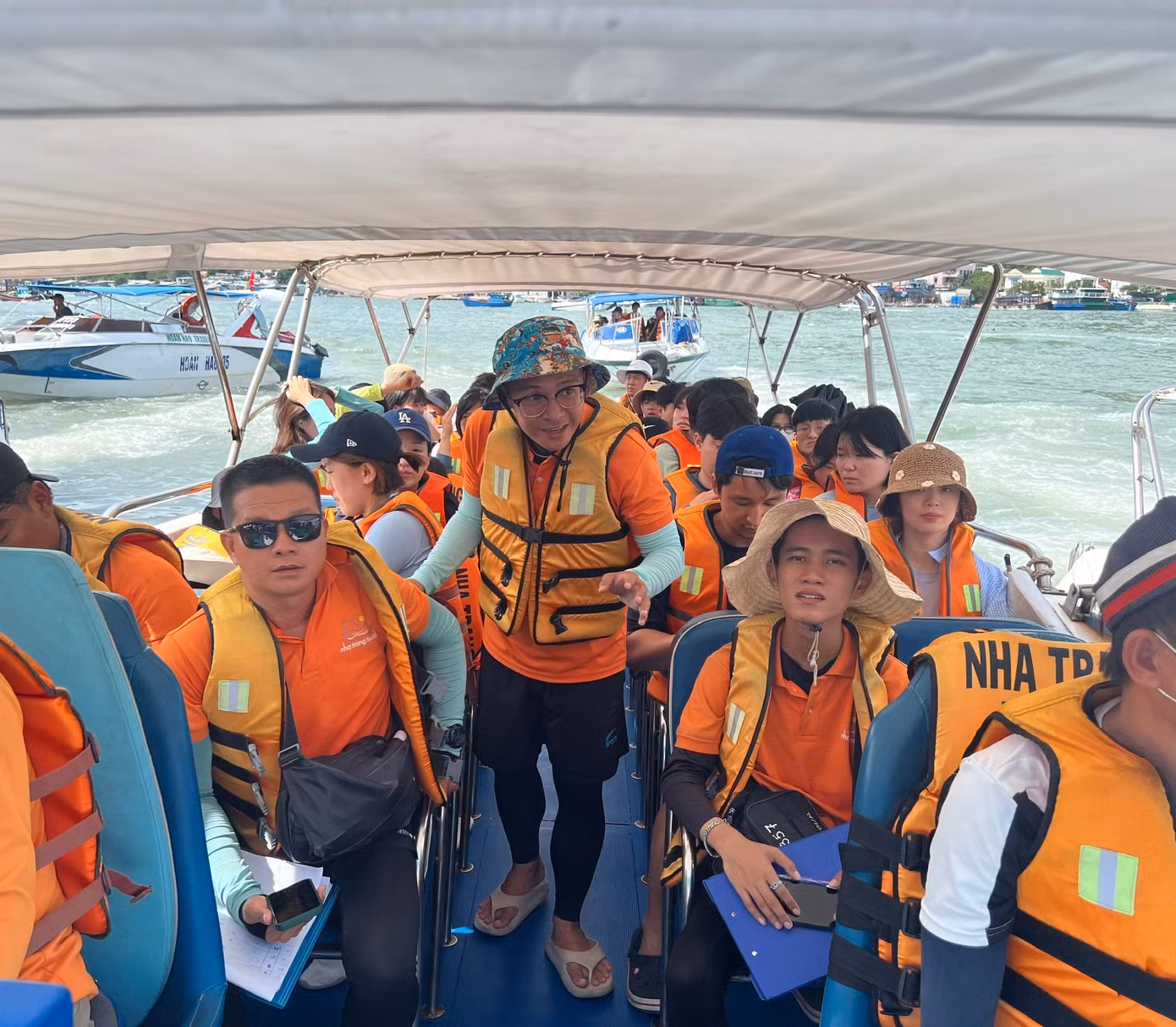 Du khách lên tàu đi tham quan biển đảo Nha Trang. Ảnh: Thanh Thanh. Du khách lên tàu đi tham quan biển đảo Nha Trang. Ảnh: Thanh Thanh.