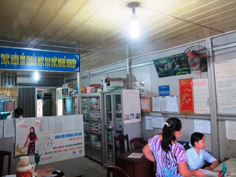 Nhiều cơ quan đơn vị ở huyện Vĩnh Lợi làm việc trong điều kiện chật chội nhưng vẫn sử dụng các thiết bị tiết kiệm điện
