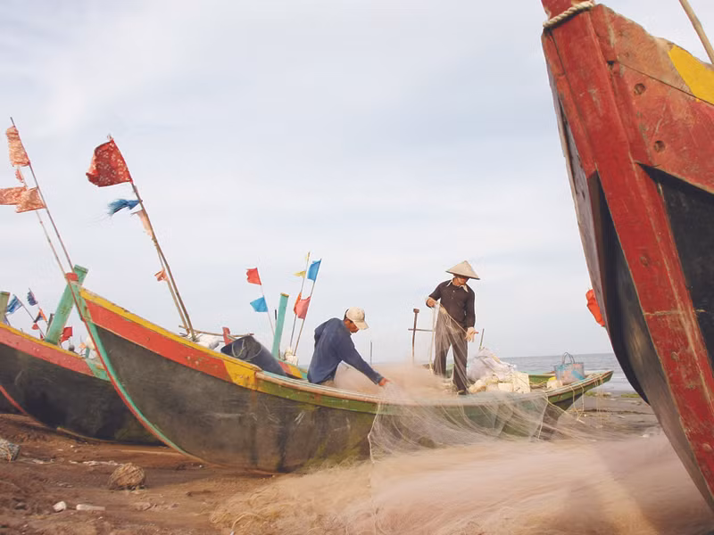 BĐKH, nước biển dâng ngày càng ảnh hưởng sinh kế của người dân. Ảnh: Xuân Trường