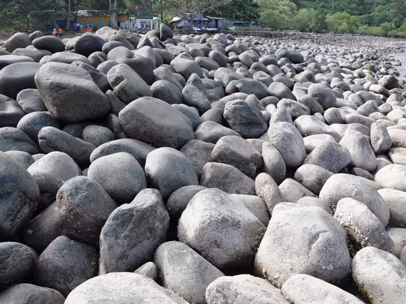 Ấn tượng đầu tiên ở Hòn Khoai là... đá