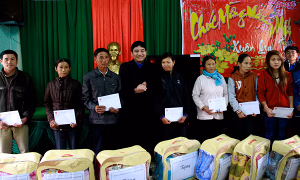 Tại đây, đoàn cũng đã tặng quà các hộ gia đình khó khăn