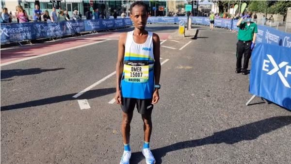 Anh Omar cũng bất ngờ khi biết là mình về nhất cuộc thi bán marathon, dù anh không đăng ký tham gia cuộc thi này. Ảnh: Great Run. Anh Omar cũng bất ngờ khi biết là mình về nhất cuộc thi bán marathon, dù anh không đăng ký tham gia cuộc thi này. Ảnh: Great Run.