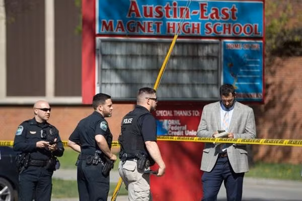 Cảnh sát có mặt ở hiện trường. Ảnh: Saul Young/ News Sentinel. Cảnh sát có mặt ở hiện trường. Ảnh: Saul Young/ News Sentinel.