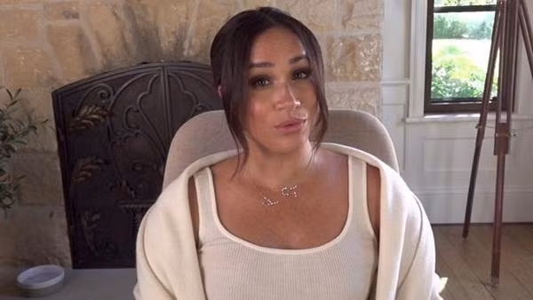 Meghan đeo 2 sợi dây chuyền trong video mới. Ảnh: PA. Meghan đeo 2 sợi dây chuyền trong video mới. Ảnh: PA.