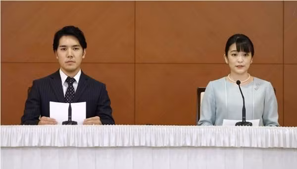 Vợ chồng Mako và Kei Komuro trong buổi họp báo chiều nay. Ảnh: Kyodo. Vợ chồng Mako và Kei Komuro trong buổi họp báo chiều nay. Ảnh: Kyodo.