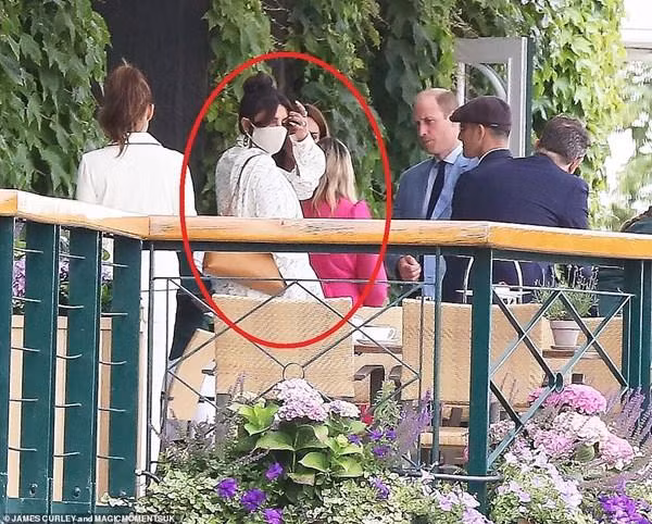 Dường như Priyanka luôn cố tình quay đi hướng khác mỗi khi tình cờ đứng gần vợ chồng William - Kate. Ảnh: James Curley/ Macmic Moments UK. Dường như Priyanka luôn cố tình quay đi hướng khác mỗi khi tình cờ đứng gần vợ chồng William - Kate. Ảnh: James Curley/ Macmic Moments UK.