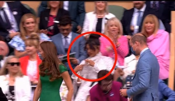 Priyanka lúi húi chỉnh khăn, không vỗ tay khi William - Kate đi vào. Ảnh: ITN.