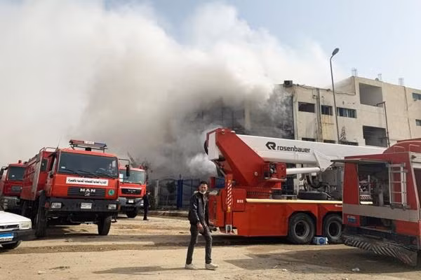 Xe cứu hỏa tới dập lửa ở nhà máy quần áo. Ảnh: Reuters. Xe cứu hỏa tới dập lửa ở nhà máy quần áo. Ảnh: Reuters.